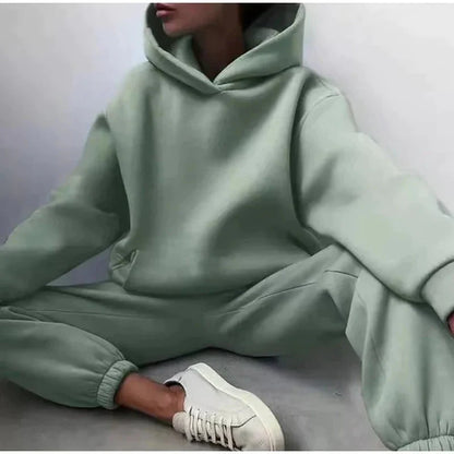 Women’s soft fleece two-piece tracksuit set hoodie and jogger in green